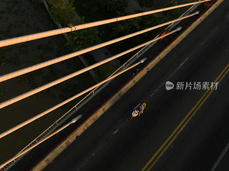 越南天江省斜拉桥施工中Rach Mieu大桥上的钢索拉索的航拍摘要照片
